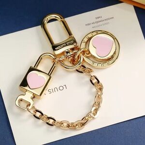 LOUIS VUITTON Cadena LV Heart Bag Charm Keyring Gold Light Pink M01425